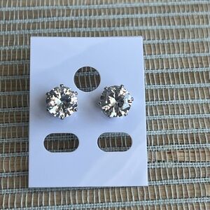 ⭐️-Round Clear Crystal Stud Earrings – Silver Tone